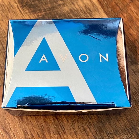 AVON Vintage Heart Necklace (New In Box) - Picture 3 of 7